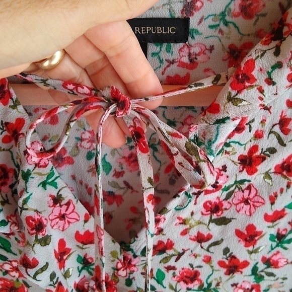 Banana Republic Puff Sleeve Red Floral Blouse Rayon S - Picture 10 of 10